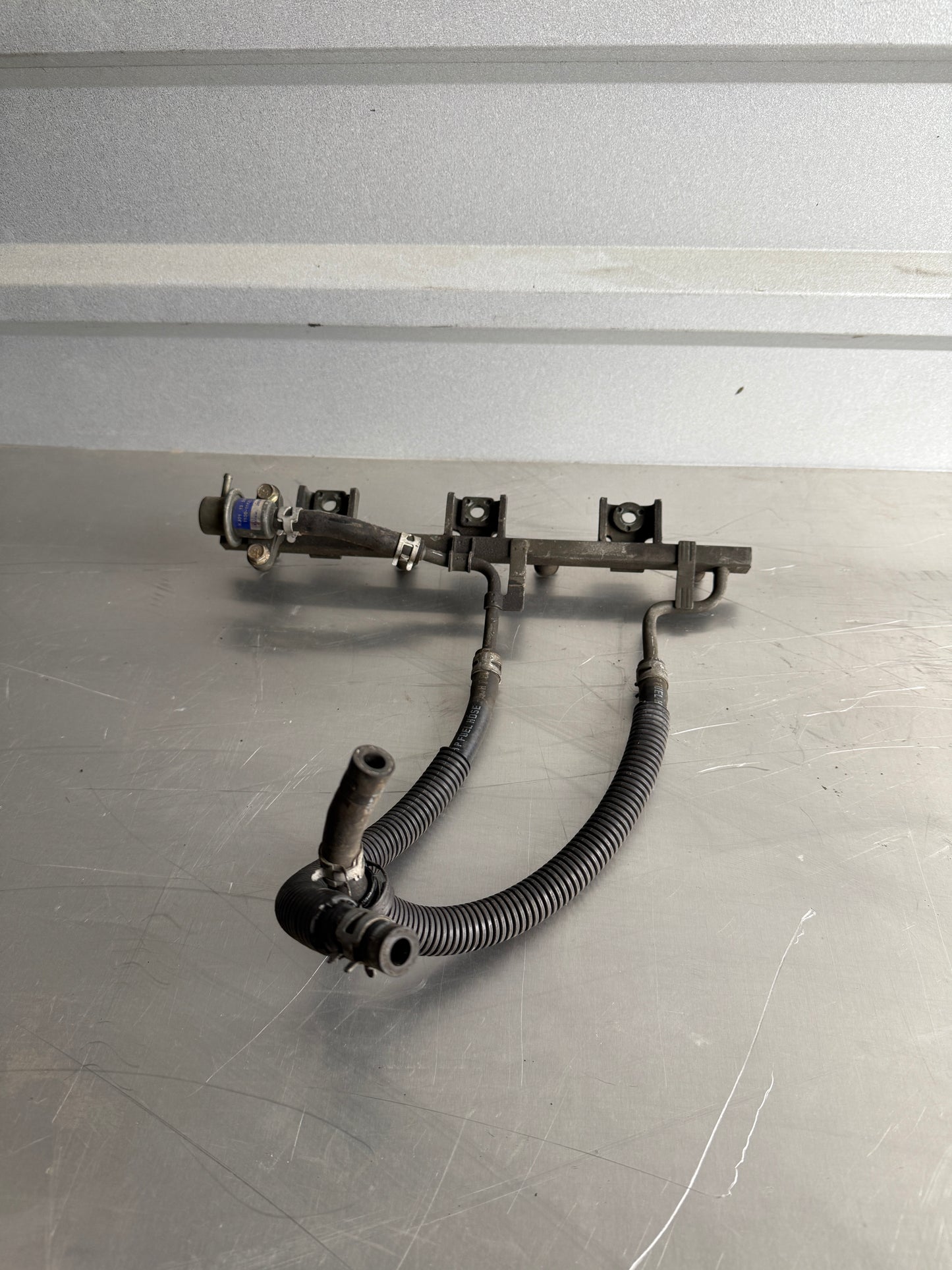 OEM Fuel Rail w/ Fuel Pressure Regulator – 1990–1993 Mazda Miata NA6